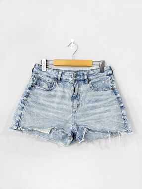 AMERICAN EAGLE Light Wash High Rise Mom Cutoff Jean Shorts